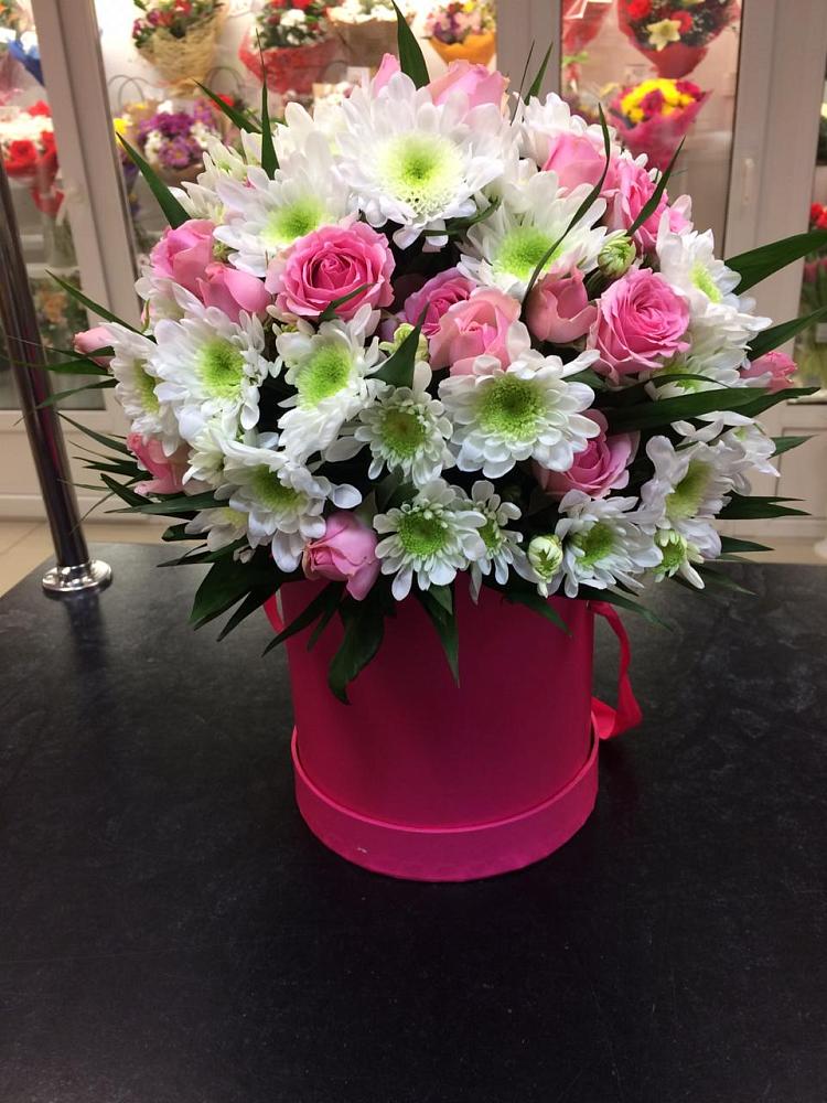 Цветочная композиция из Розы и Хризантемы в шляпной коробке в Духанино